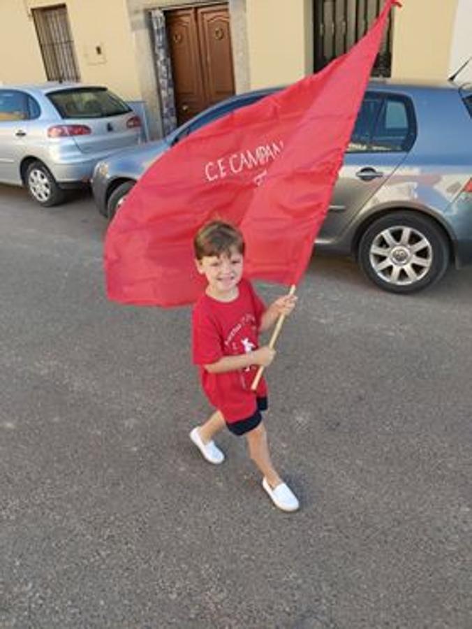El ascenso a Tercera División del CF Campanario ha traido grandes alegrías no solo para el equipo, sino también para todo un pueblo, cuya afición ha estado volcada, en las buenas y en las malas. Un apoyo incondicional que ha dejado en esta última semana imágenes para el recuerdo. ¡Vamos Campa!
