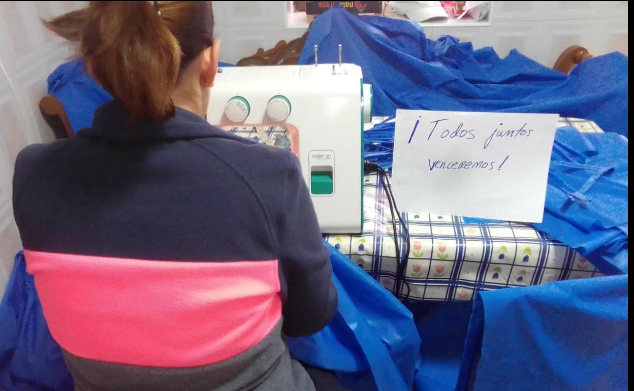 Confección de batas sanitarias por mujeres de Campanario. 
