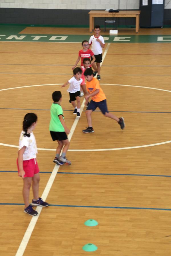 La diversión no tiene que estar reñida con las medidas de seguridad. Lo saben bien los niños que este verano han disfrutado del campamento de verano en Campanario. Hoy se ha clausurado un mes de julio lleno de actividades deportivas, culturales, manualidades y excursiones. Estas son algunas de las imágenes que nos ha dejado el campamento.