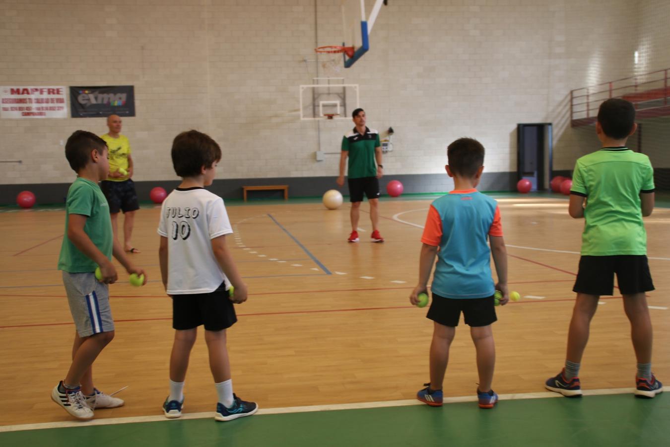 La diversión no tiene que estar reñida con las medidas de seguridad. Lo saben bien los niños que este verano han disfrutado del campamento de verano en Campanario. Hoy se ha clausurado un mes de julio lleno de actividades deportivas, culturales, manualidades y excursiones. Estas son algunas de las imágenes que nos ha dejado el campamento.