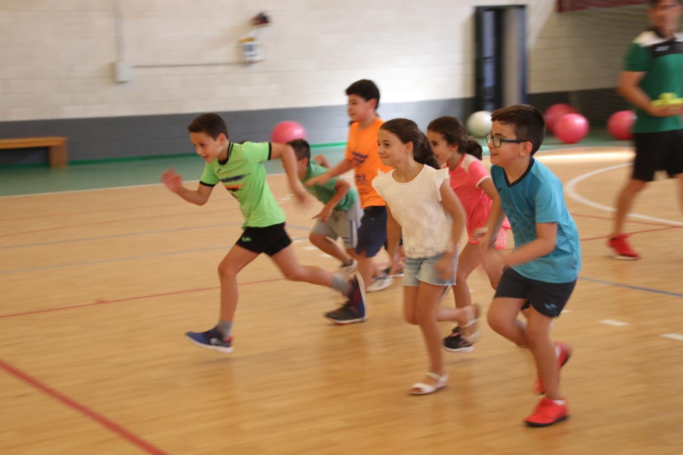 La diversión no tiene que estar reñida con las medidas de seguridad. Lo saben bien los niños que este verano han disfrutado del campamento de verano en Campanario. Hoy se ha clausurado un mes de julio lleno de actividades deportivas, culturales, manualidades y excursiones. Estas son algunas de las imágenes que nos ha dejado el campamento.