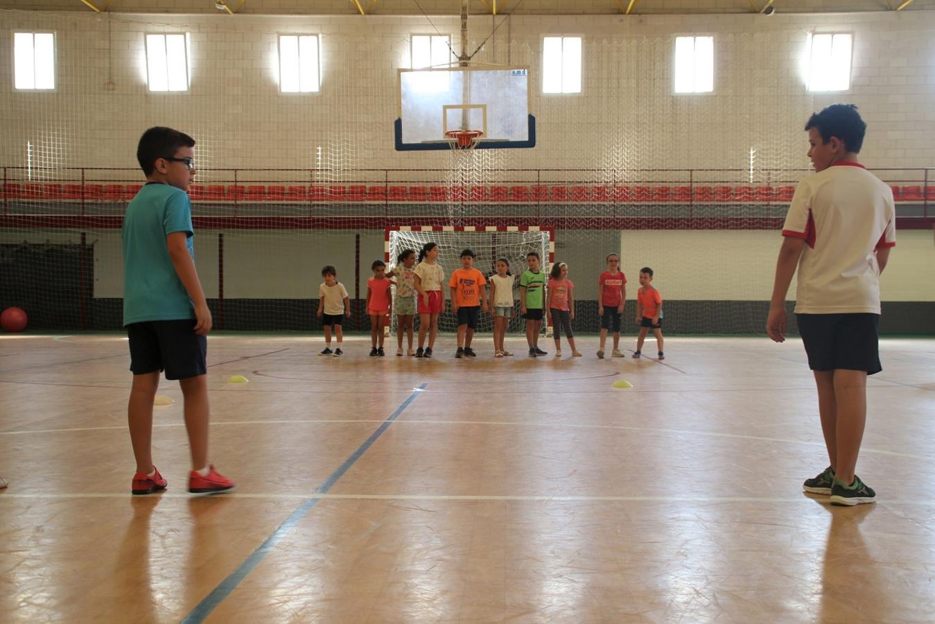 La diversión no tiene que estar reñida con las medidas de seguridad. Lo saben bien los niños que este verano han disfrutado del campamento de verano en Campanario. Hoy se ha clausurado un mes de julio lleno de actividades deportivas, culturales, manualidades y excursiones. Estas son algunas de las imágenes que nos ha dejado el campamento.