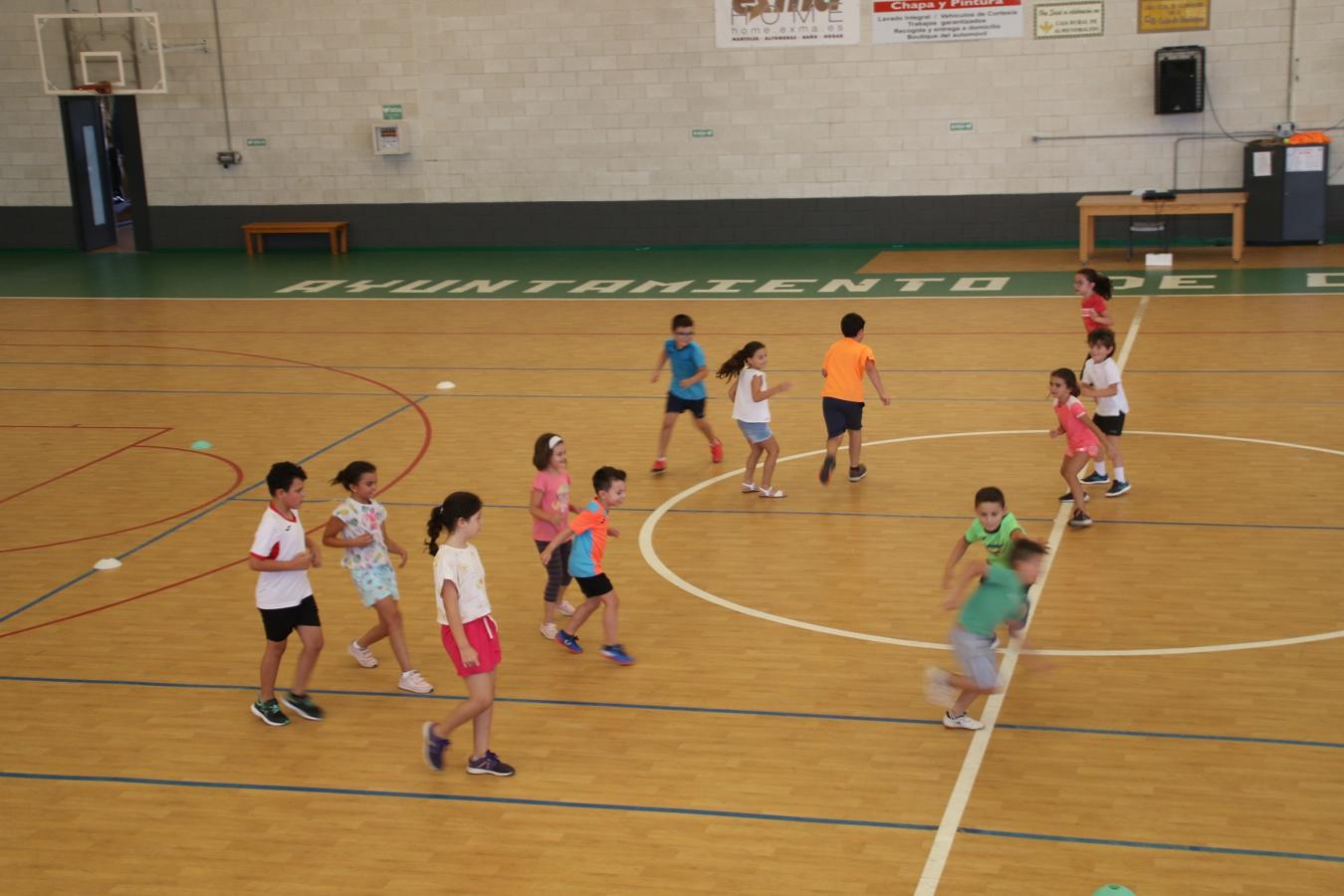 La diversión no tiene que estar reñida con las medidas de seguridad. Lo saben bien los niños que este verano han disfrutado del campamento de verano en Campanario. Hoy se ha clausurado un mes de julio lleno de actividades deportivas, culturales, manualidades y excursiones. Estas son algunas de las imágenes que nos ha dejado el campamento.