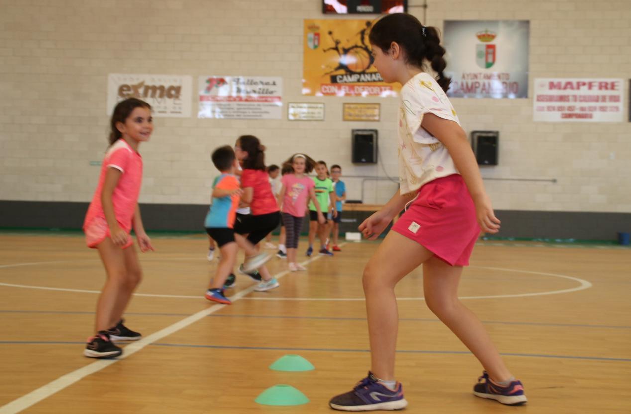 La diversión no tiene que estar reñida con las medidas de seguridad. Lo saben bien los niños que este verano han disfrutado del campamento de verano en Campanario. Hoy se ha clausurado un mes de julio lleno de actividades deportivas, culturales, manualidades y excursiones. Estas son algunas de las imágenes que nos ha dejado el campamento.