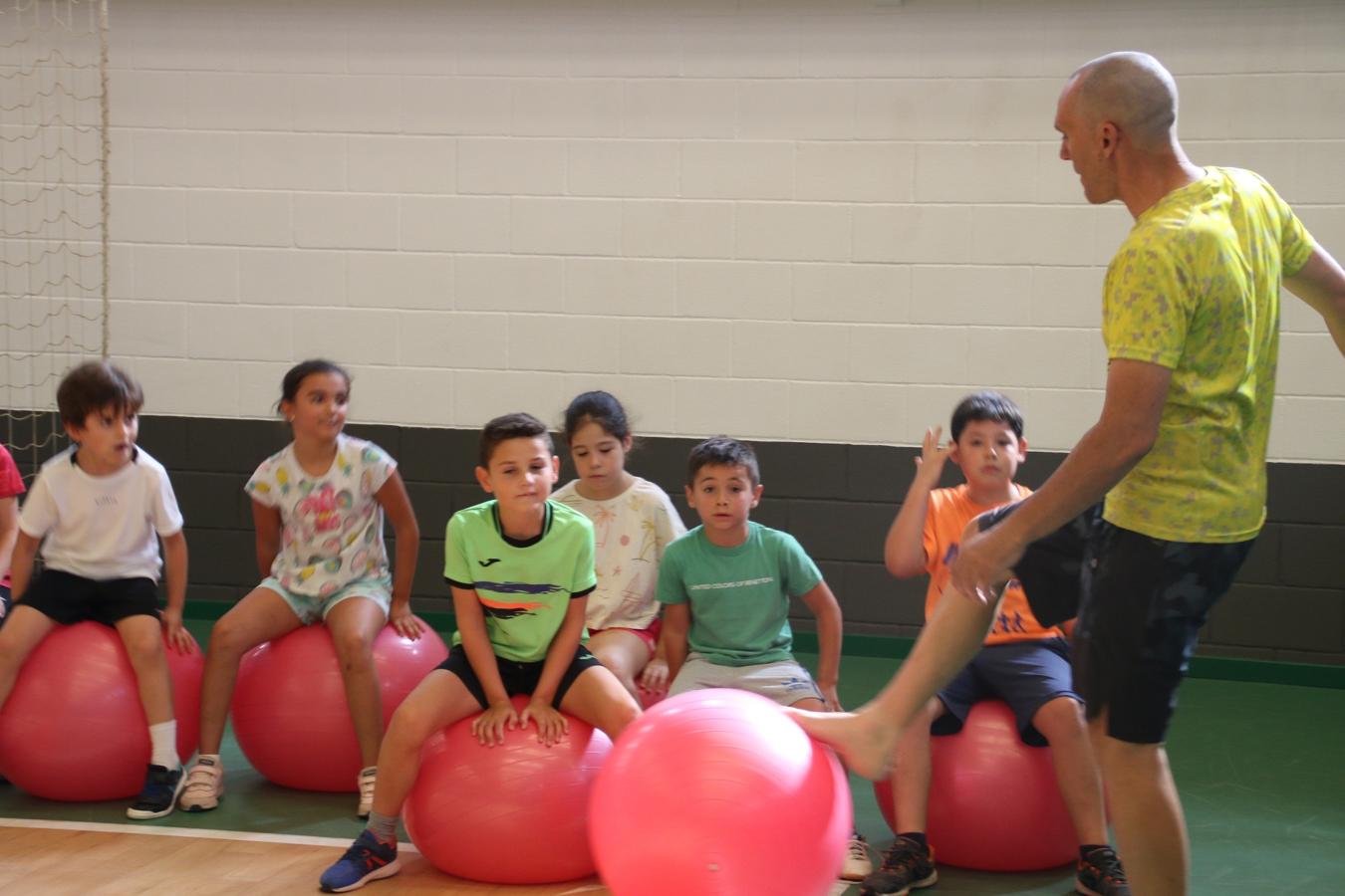 La diversión no tiene que estar reñida con las medidas de seguridad. Lo saben bien los niños que este verano han disfrutado del campamento de verano en Campanario. Hoy se ha clausurado un mes de julio lleno de actividades deportivas, culturales, manualidades y excursiones. Estas son algunas de las imágenes que nos ha dejado el campamento.