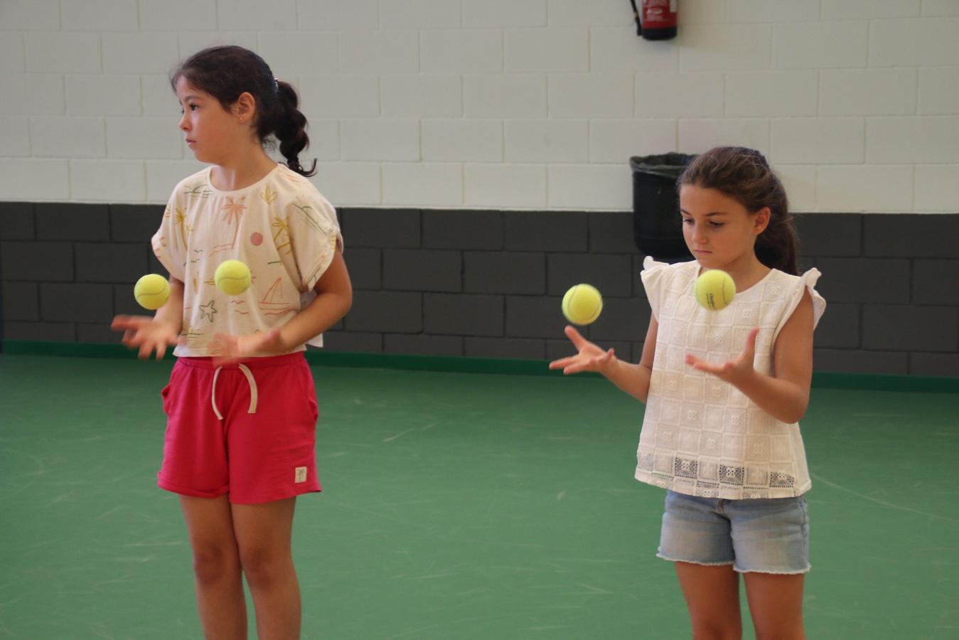 La diversión no tiene que estar reñida con las medidas de seguridad. Lo saben bien los niños que este verano han disfrutado del campamento de verano en Campanario. Hoy se ha clausurado un mes de julio lleno de actividades deportivas, culturales, manualidades y excursiones. Estas son algunas de las imágenes que nos ha dejado el campamento.