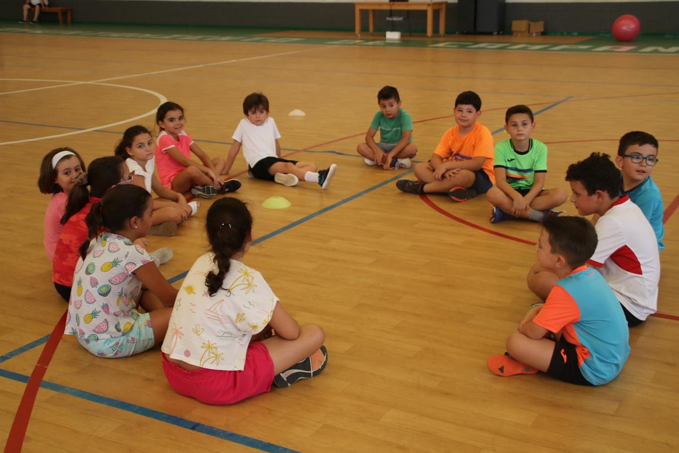 La diversión no tiene que estar reñida con las medidas de seguridad. Lo saben bien los niños que este verano han disfrutado del campamento de verano en Campanario. Hoy se ha clausurado un mes de julio lleno de actividades deportivas, culturales, manualidades y excursiones. Estas son algunas de las imágenes que nos ha dejado el campamento.