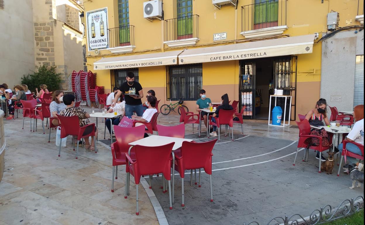 Clientes en una terraza de Campanario. 