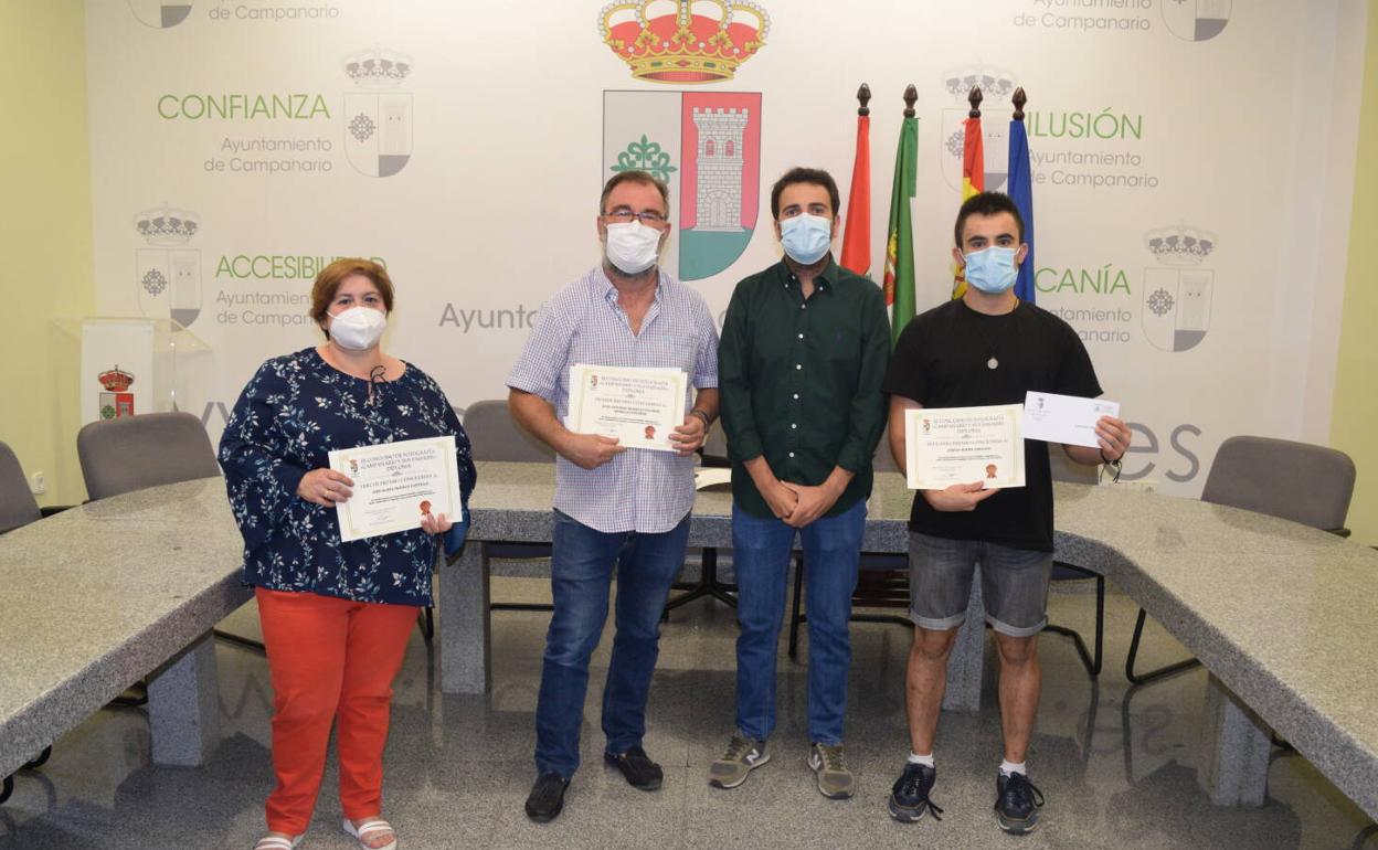 El concejal de Cultura entrega los premios a los ganadores. 