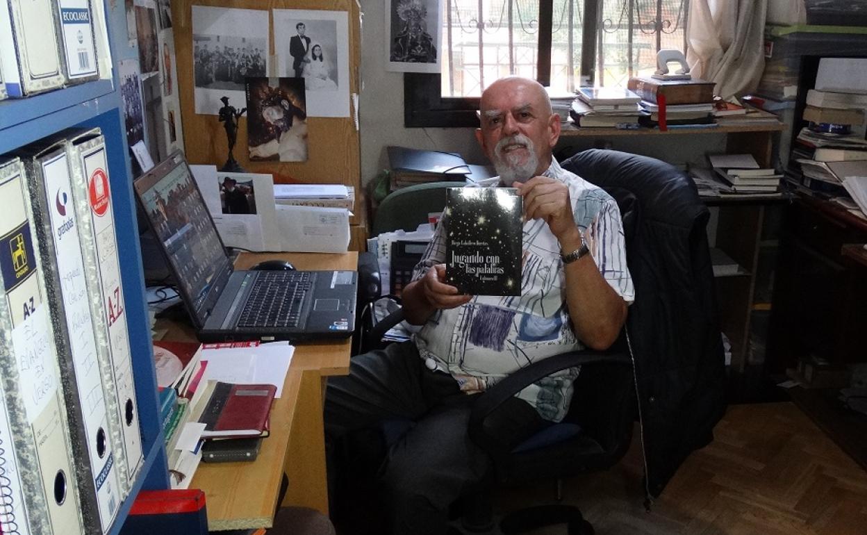 Diego Caballero muestra su último libro 'Jugando con las palabras III'. 