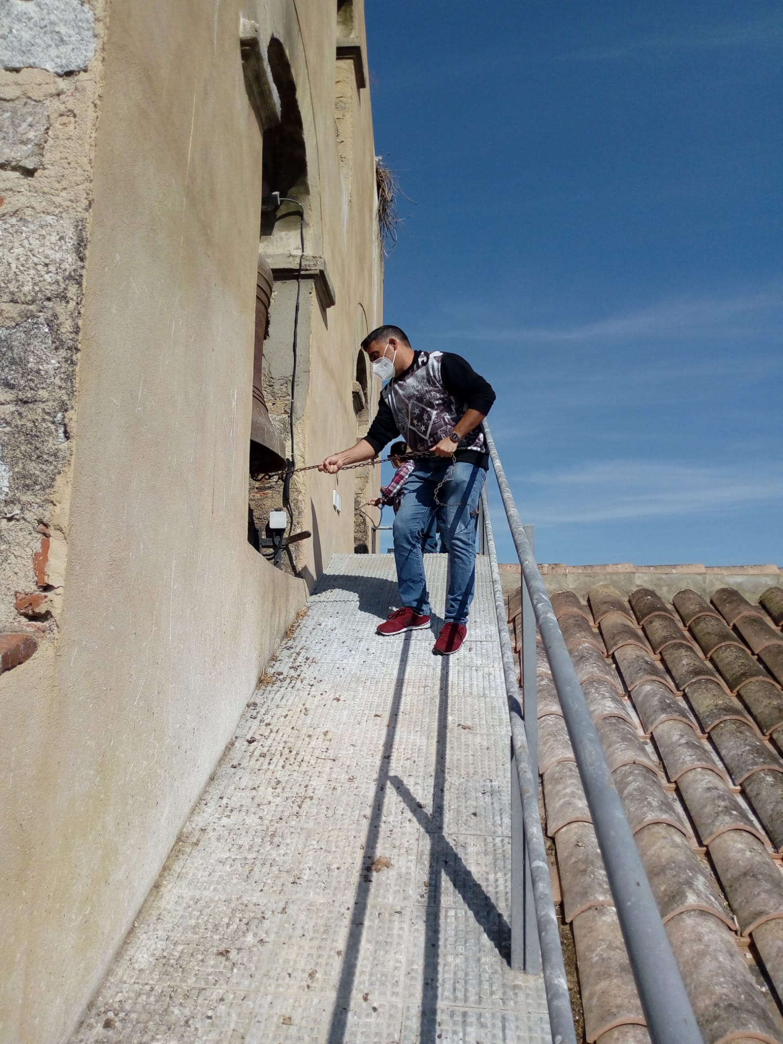Durante el fin de semana han tenido lugar los actos de celebración del LXV Aniversario de Coronación de la Virgen de Piedraescrita. Este año, dichos actos se han celebrado en la iglesia de la Asunción ante un cuadro de la Virgen, y con aforo reducido y medidas de seguridad. Eso sí, no han faltado la gran fe y devoción que los campanarienses demuestran a su patrona.