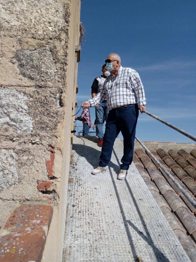 Durante el fin de semana han tenido lugar los actos de celebración del LXV Aniversario de Coronación de la Virgen de Piedraescrita. Este año, dichos actos se han celebrado en la iglesia de la Asunción ante un cuadro de la Virgen, y con aforo reducido y medidas de seguridad. Eso sí, no han faltado la gran fe y devoción que los campanarienses demuestran a su patrona.