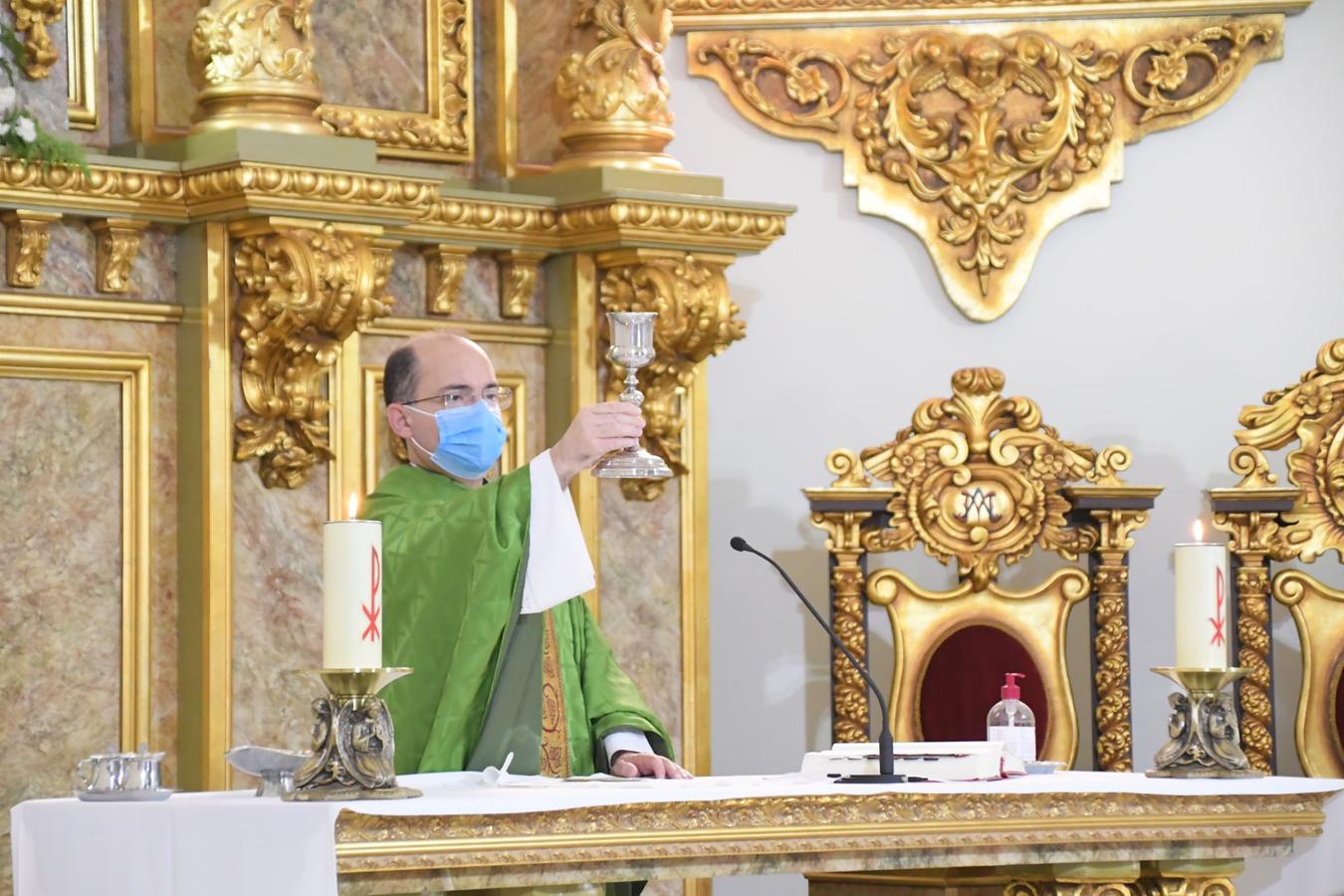 Durante el fin de semana han tenido lugar los actos de celebración del LXV Aniversario de Coronación de la Virgen de Piedraescrita. Este año, dichos actos se han celebrado en la iglesia de la Asunción ante un cuadro de la Virgen, y con aforo reducido y medidas de seguridad. Eso sí, no han faltado la gran fe y devoción que los campanarienses demuestran a su patrona.