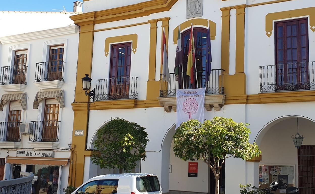 Colgadura de apoyo a la lucha contra el cáncer de mama en la fachada del Ayuntamiento. 