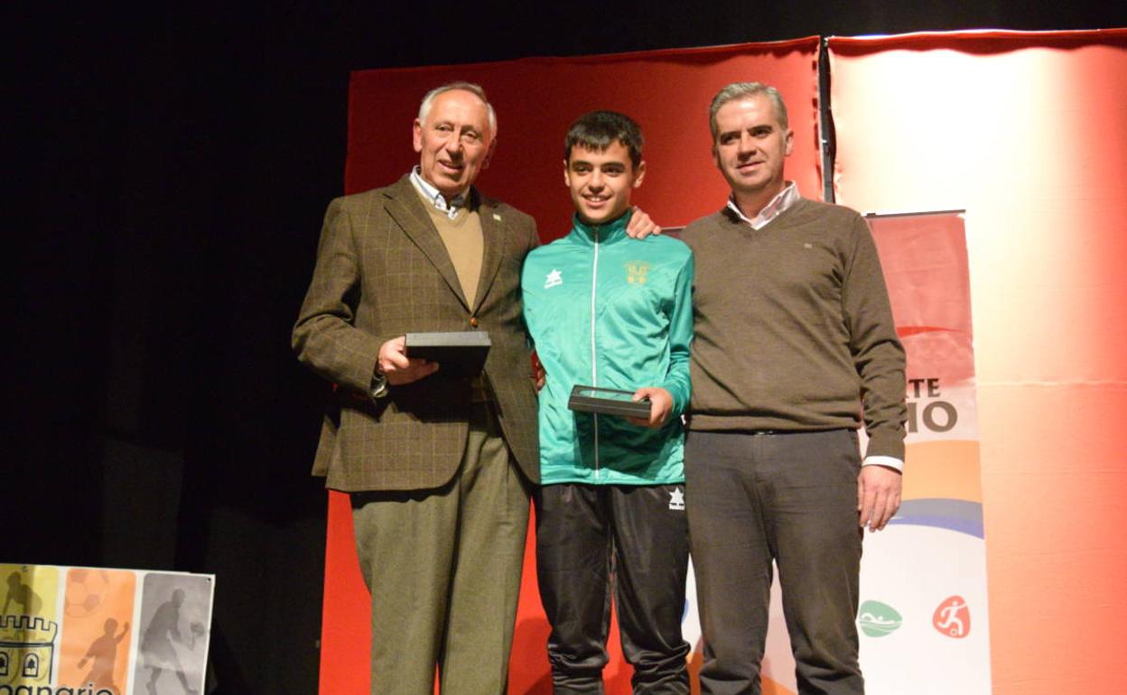 Diego Díaz, junto al Alcalde, Elías López, y su abuelo Bartolomé Díaz, en la Gala del Deporte. 
