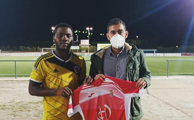El presidente del club presenta a Iván Mosquera. 