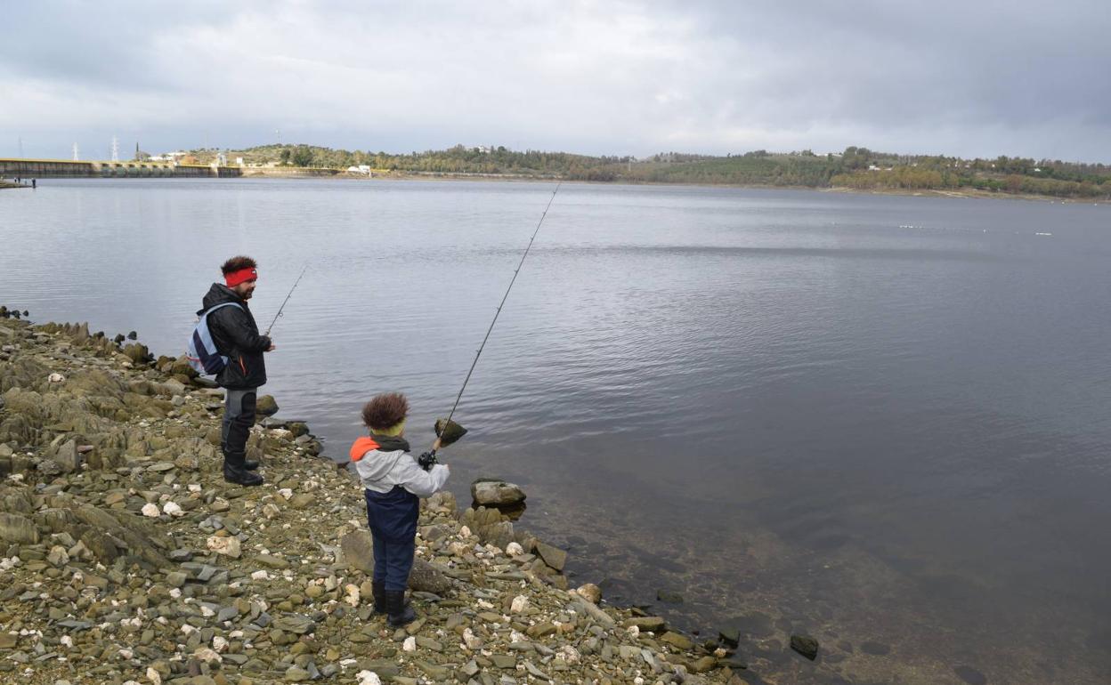 Pesca en el embalse de Orellana. 
