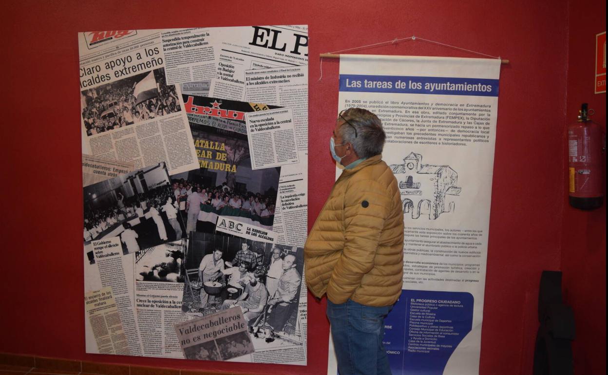 Una muestra reconoce en Campanario a los ayuntamientos en los 40 años de democracia