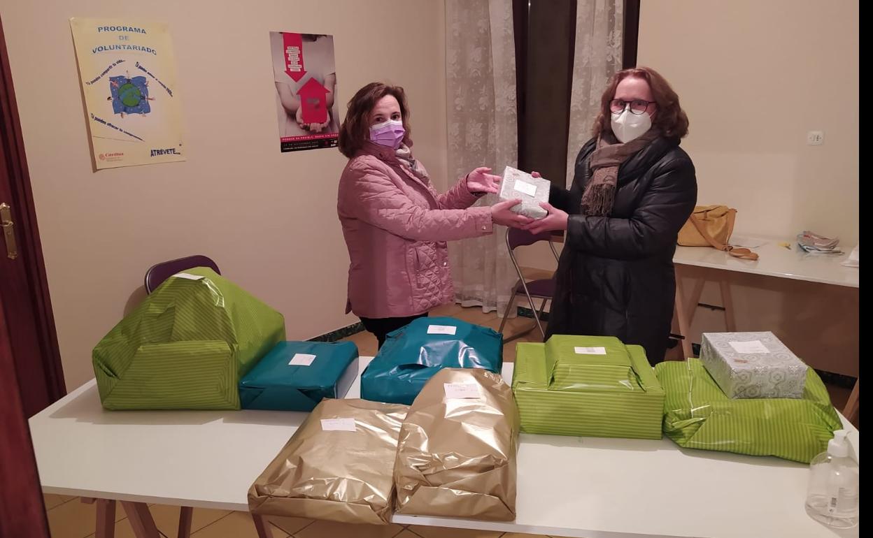 Cáritas recibe juguetes para diez niños a través de la campaña de donación de la Hermandad de la Expiación