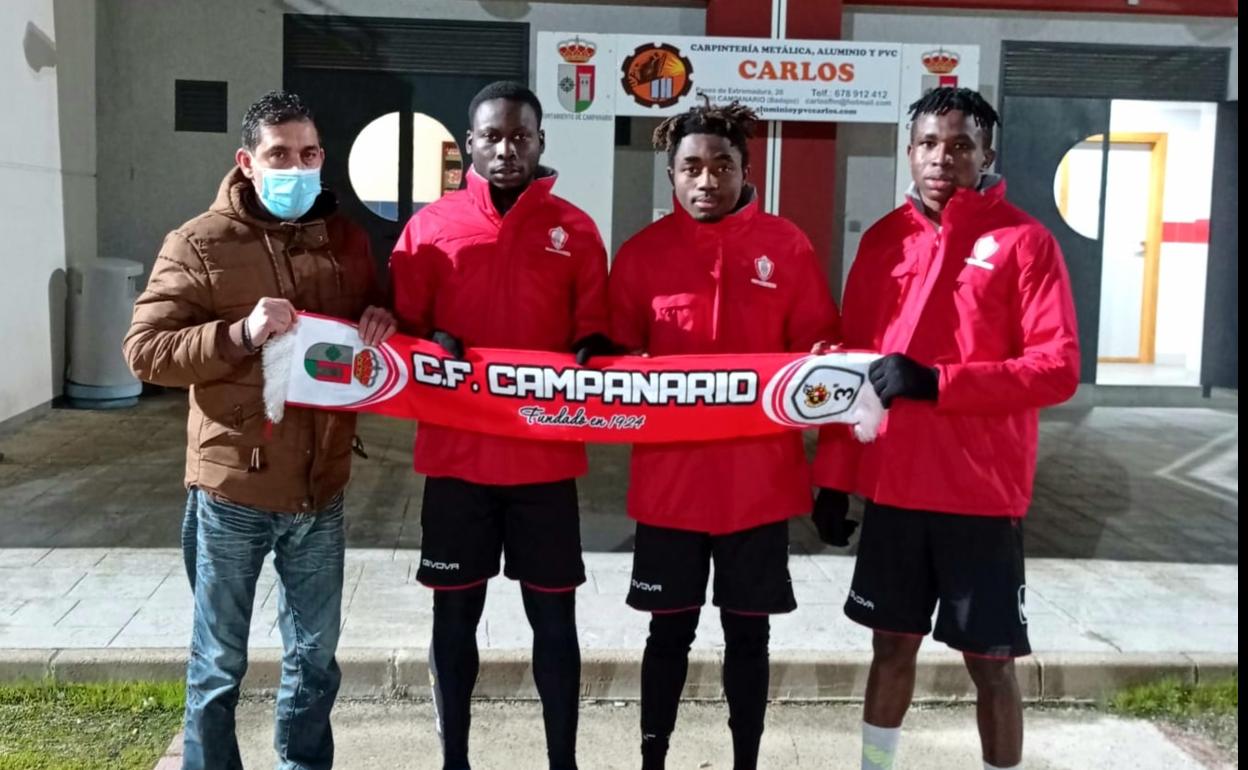 El presidente del CF Campanario, Juan José Murillo, recibe a los nuevos jugadores. 