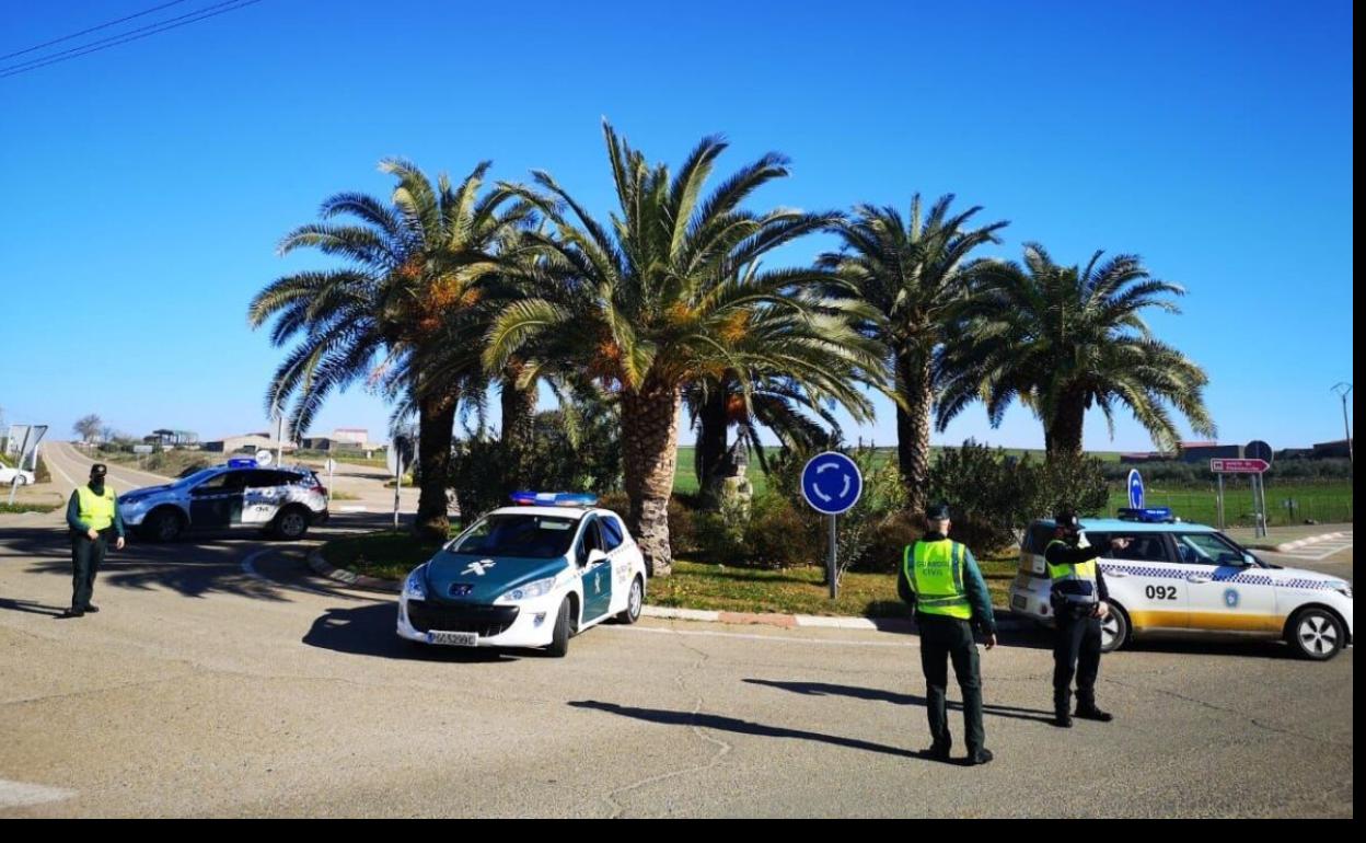 Guardia Civil y Policía Local vigilan la entrada y salida injustificada de Campanario