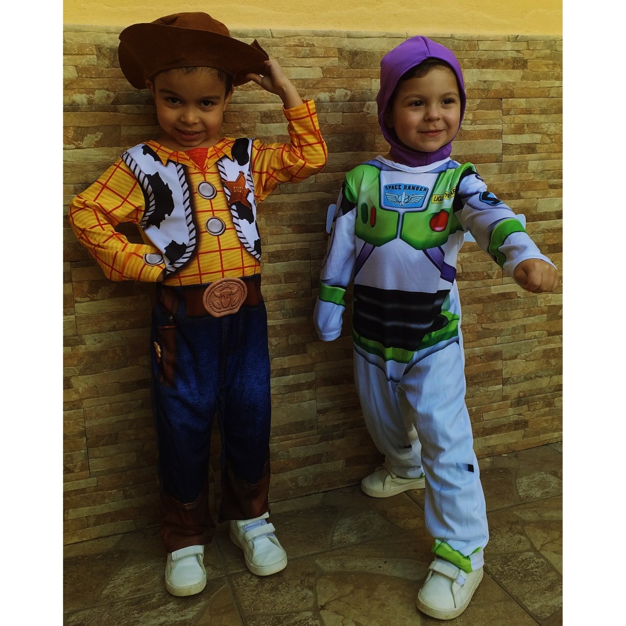 Sheriff Woody y Buzz Lightyear se han escapado de Toy Story. 