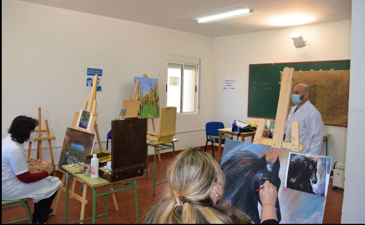 Quedan plazas libres en los talleres de Pintura, Informática e Inglés