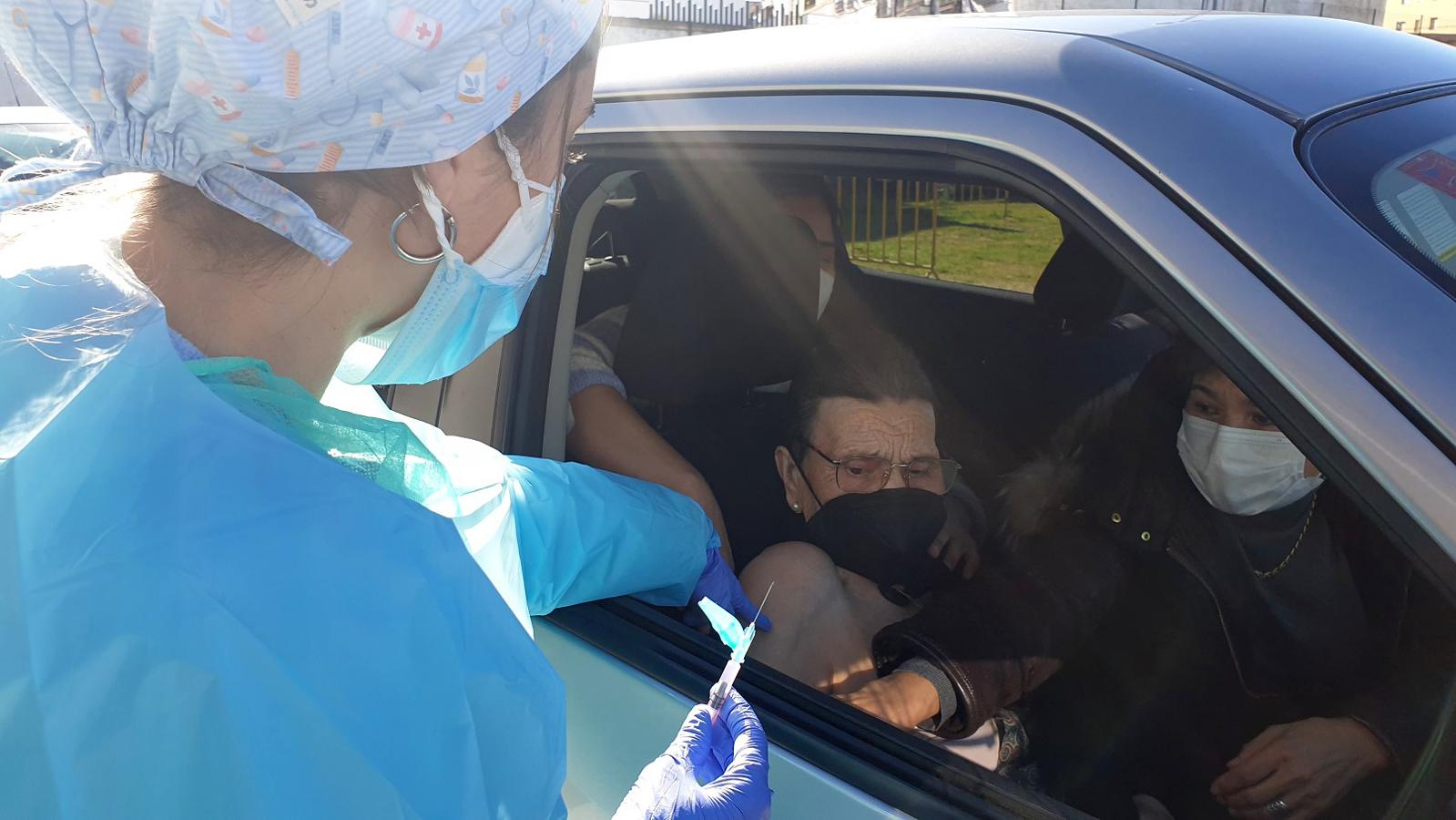 Una tanda de 66 mayores de 80 años ya han recibido la primera vacuna contra la covid. 