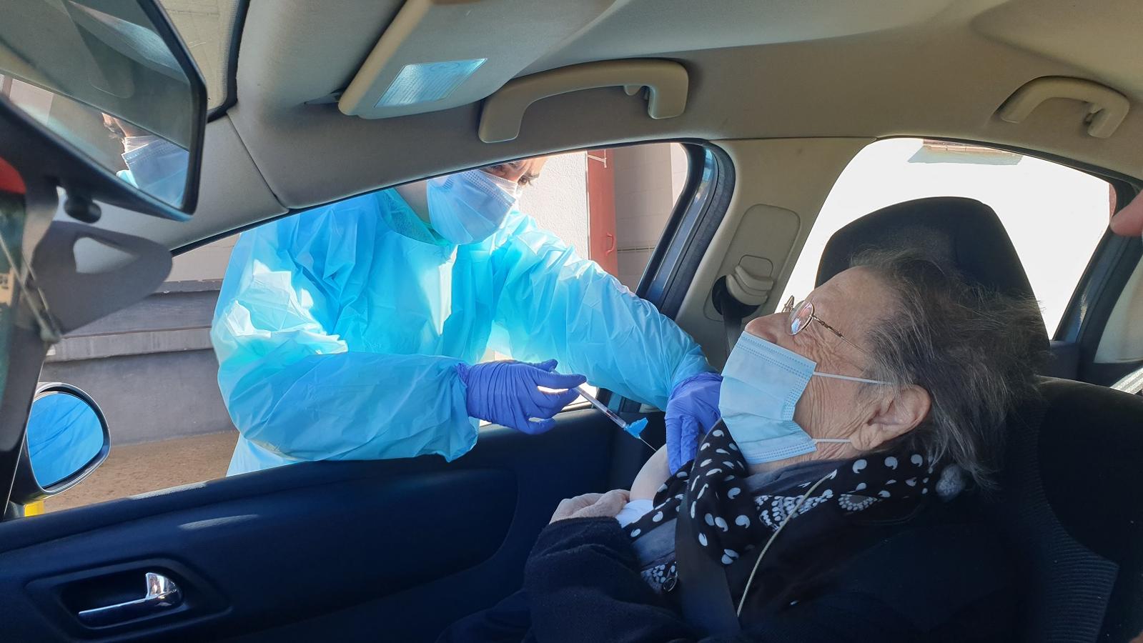 Una tanda de 66 mayores de 80 años ya han recibido la primera vacuna contra la covid. 