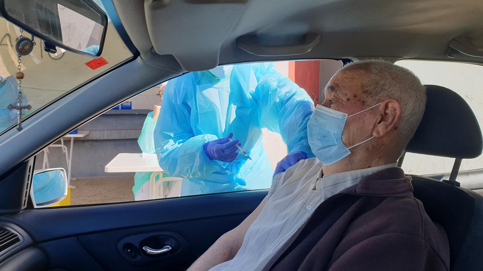 Una tanda de 66 mayores de 80 años ya han recibido la primera vacuna contra la covid. 