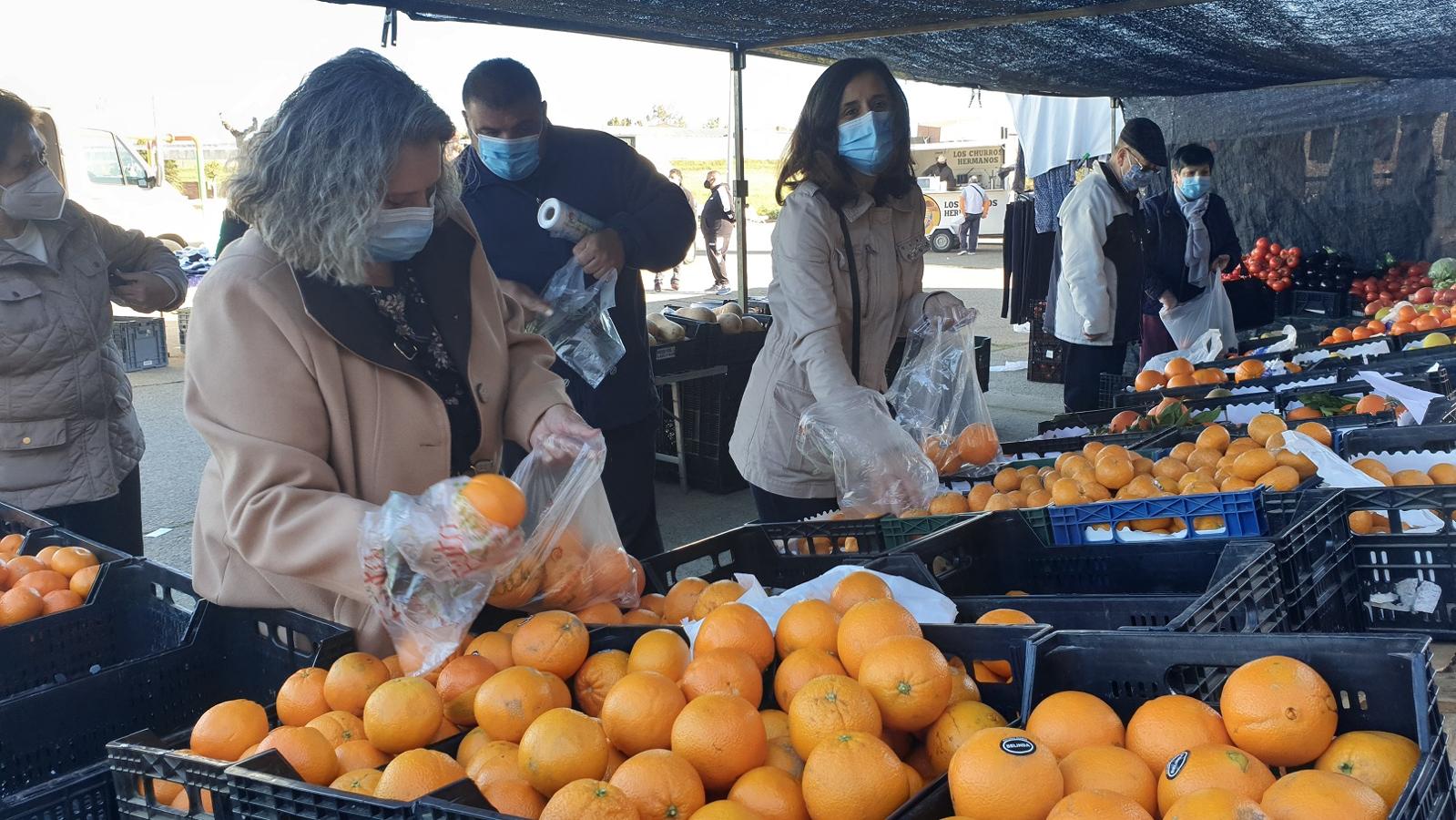 Una clienta se acerca a uno de los puestos del mercadillo. 