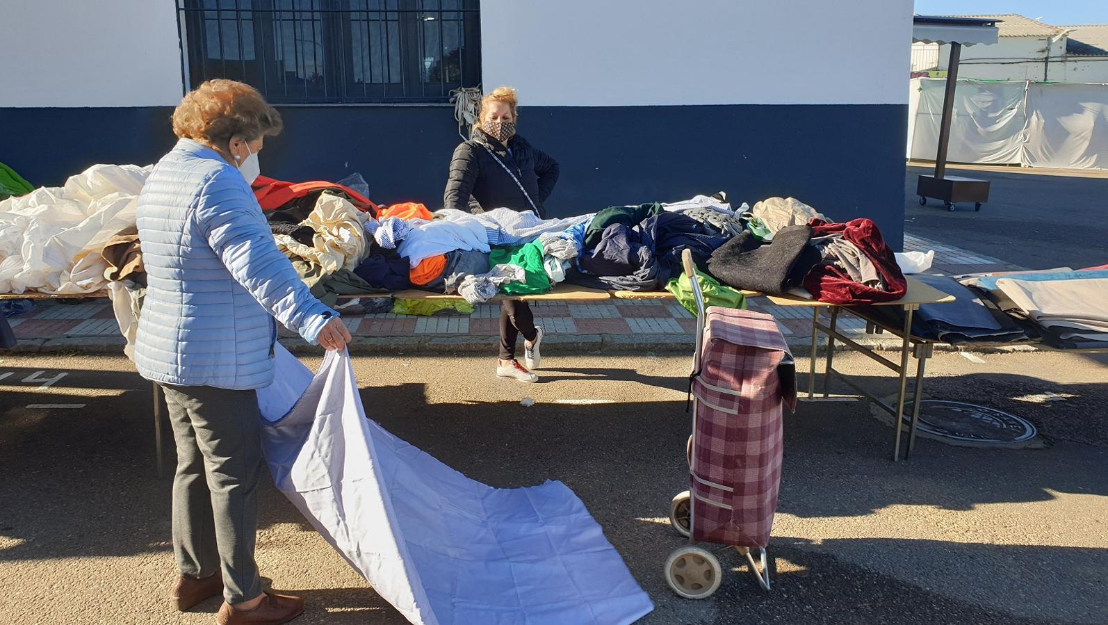 Una clienta se acerca a uno de los puestos del mercadillo. 