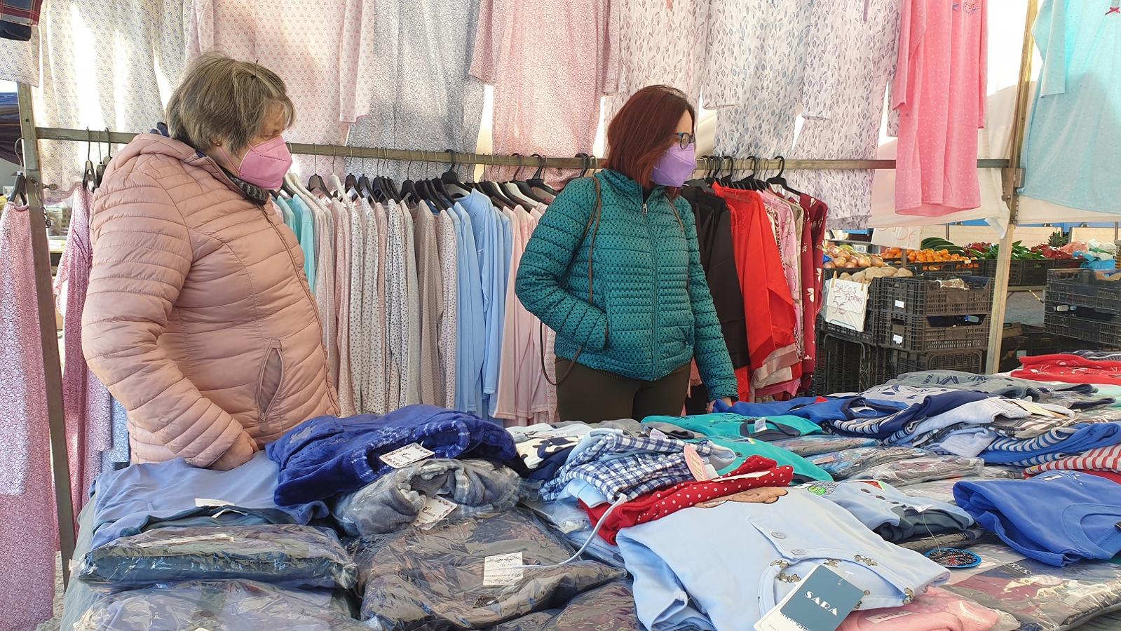 Una clienta se acerca a uno de los puestos del mercadillo. 