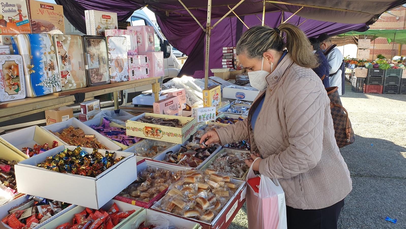 Una clienta se acerca a uno de los puestos del mercadillo. 