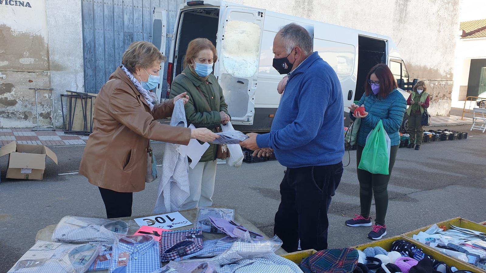 Una clienta se acerca a uno de los puestos del mercadillo. 