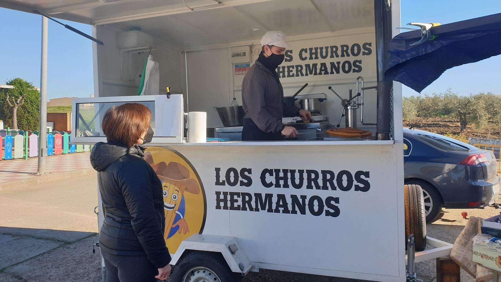 Una clienta se acerca a uno de los puestos del mercadillo. 