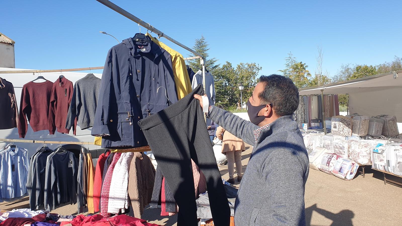 Una clienta se acerca a uno de los puestos del mercadillo. 