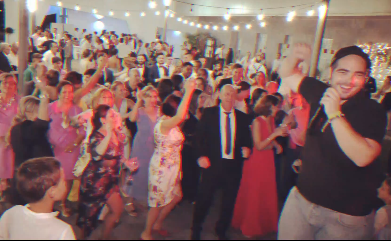 Miguel Ángel Hidalgo animando una celebración antes de la pandemia. 