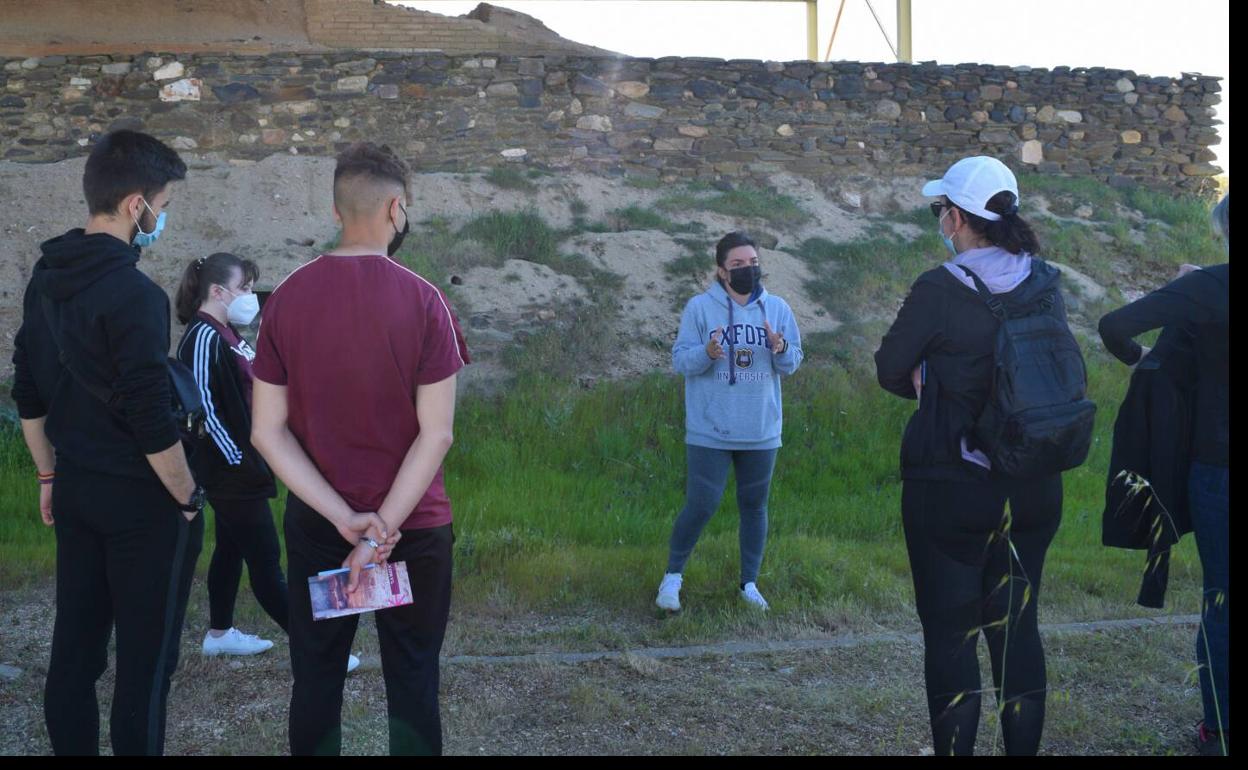 Alumnos del IES Bartolomé J. Gallardo visitan el yacimiento de La Mata