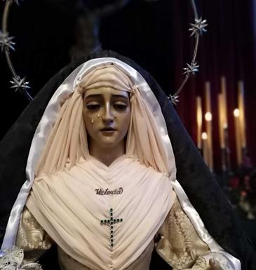 Detalle de la Virgen con la cruz donada. 