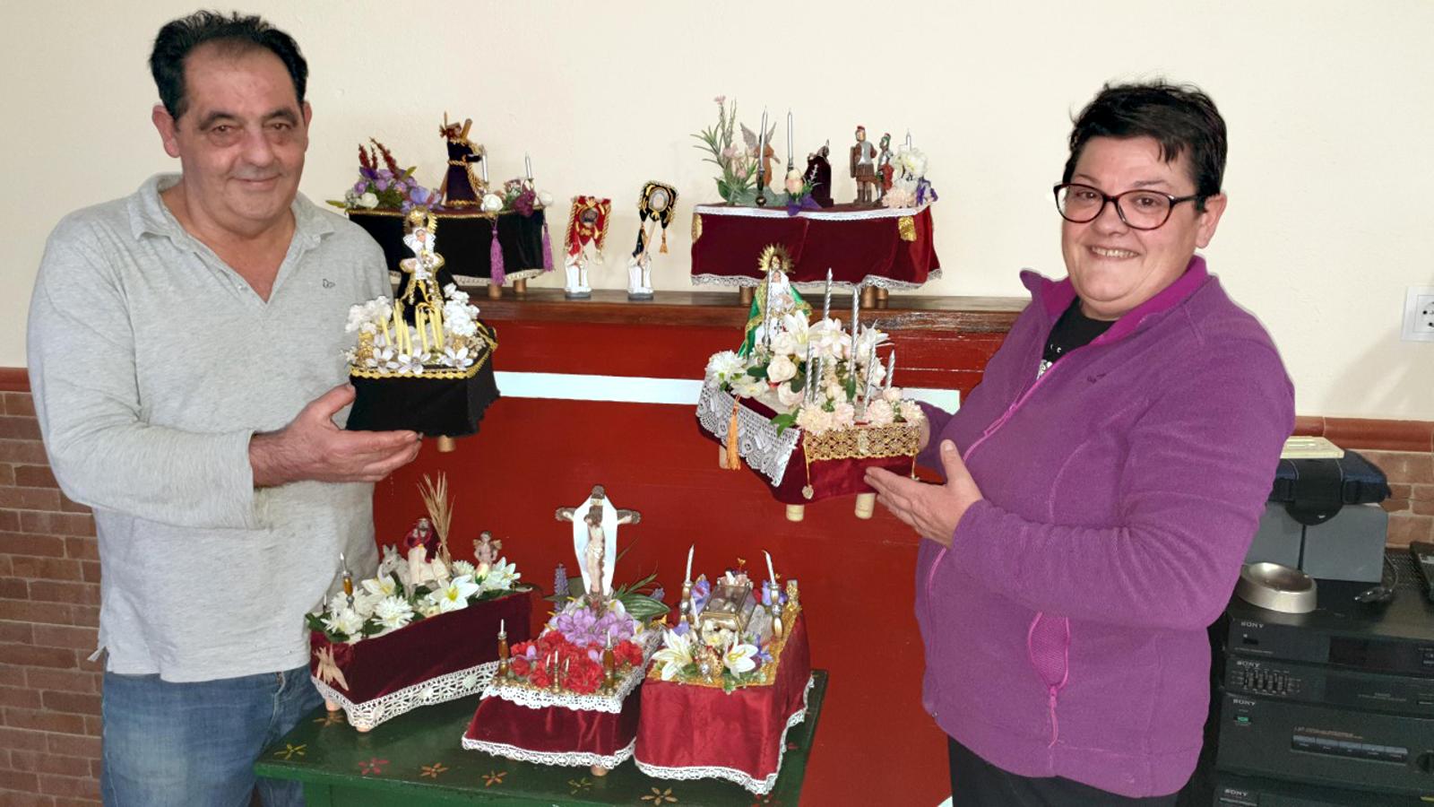 María y Kiko trabajan en la maqueta de uno de los pasos de Semana Santa. 