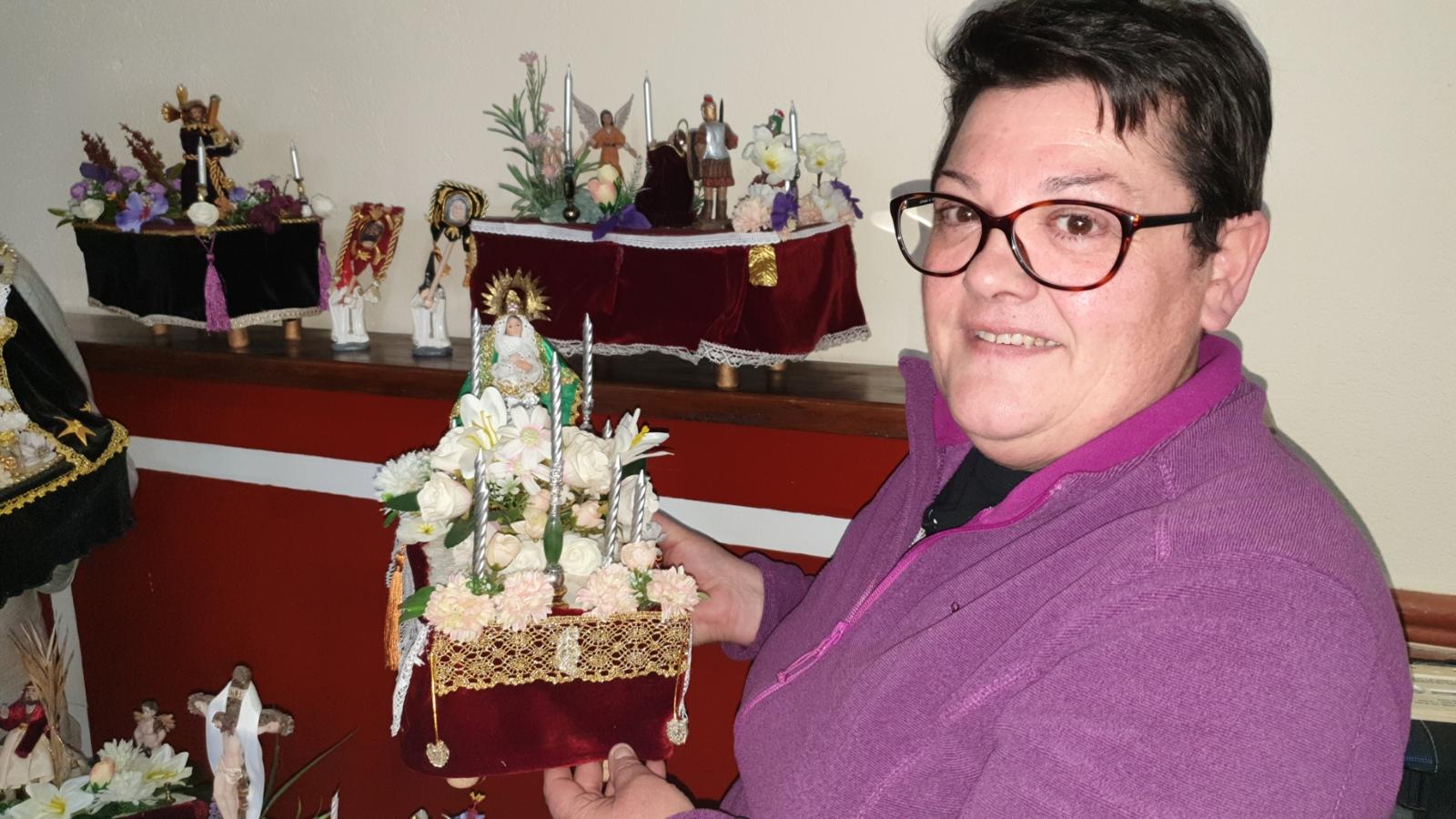 María y Kiko trabajan en la maqueta de uno de los pasos de Semana Santa. 