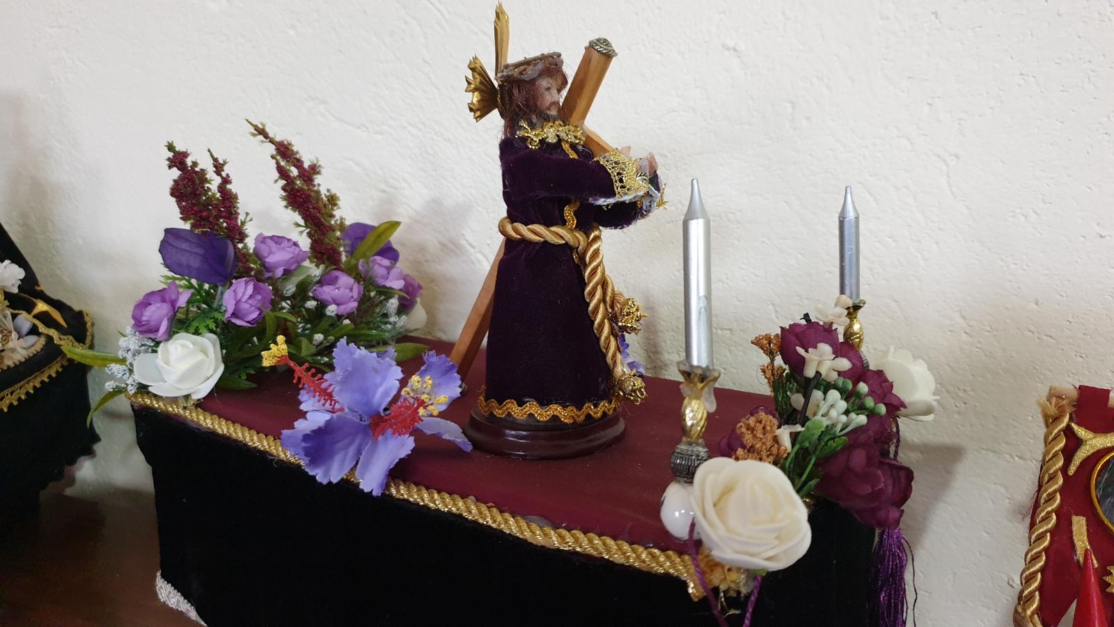 María y Kiko trabajan en la maqueta de uno de los pasos de Semana Santa. 