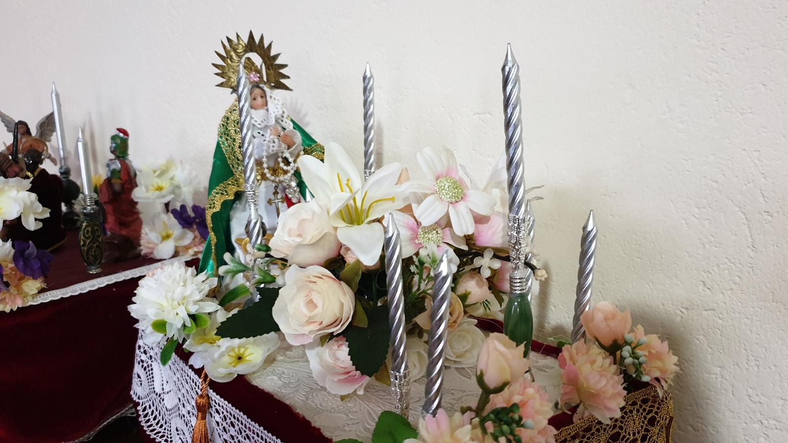 María y Kiko trabajan en la maqueta de uno de los pasos de Semana Santa. 