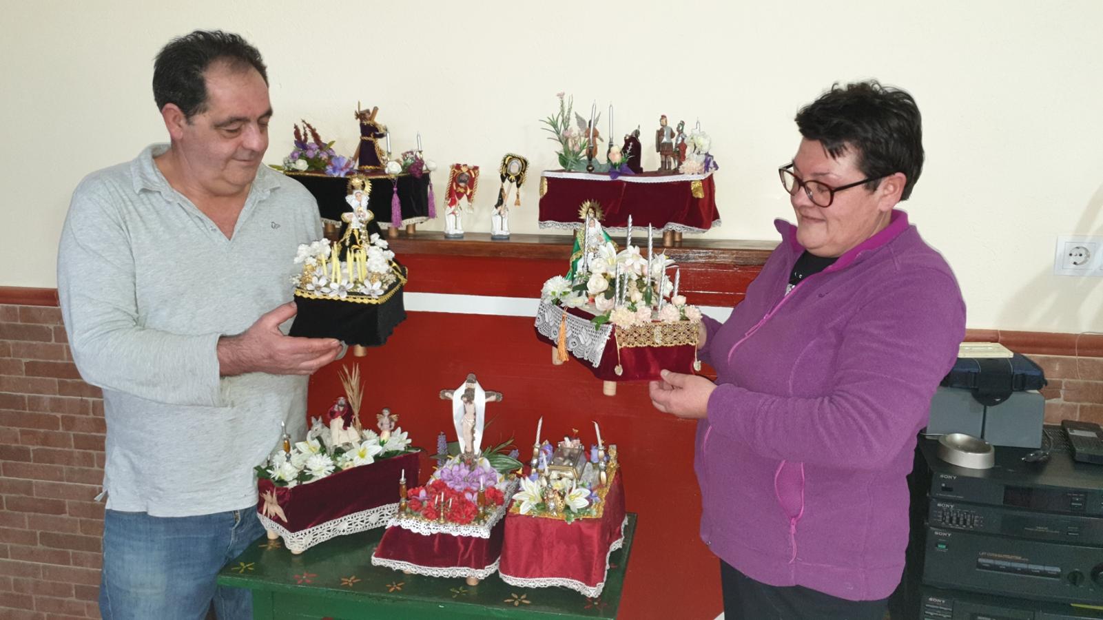 María y Kiko trabajan en la maqueta de uno de los pasos de Semana Santa. 