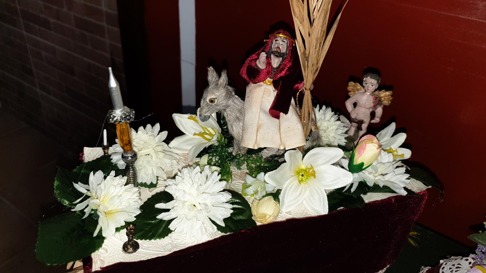 María y Kiko trabajan en la maqueta de uno de los pasos de Semana Santa. 