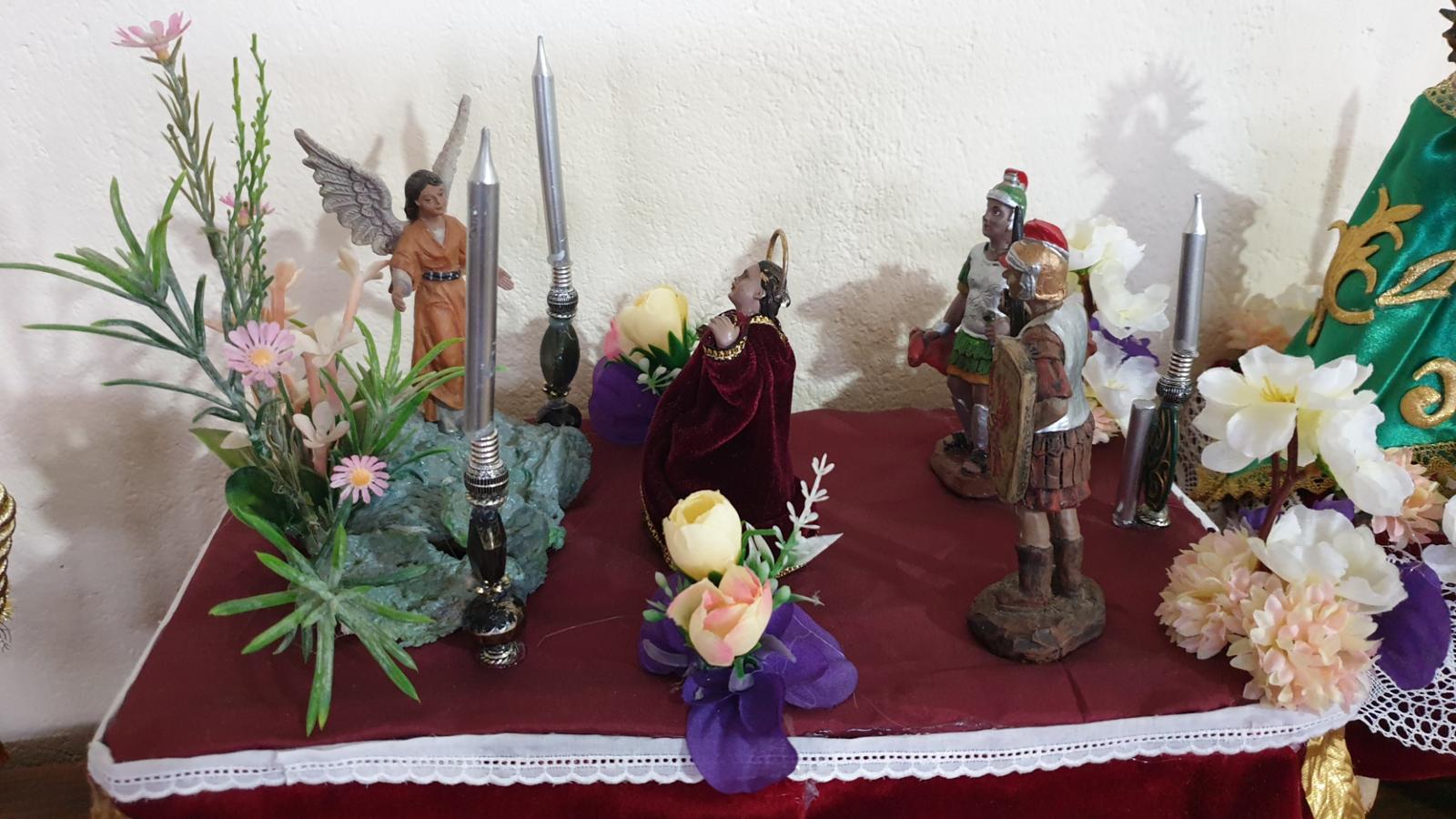 María y Kiko trabajan en la maqueta de uno de los pasos de Semana Santa. 