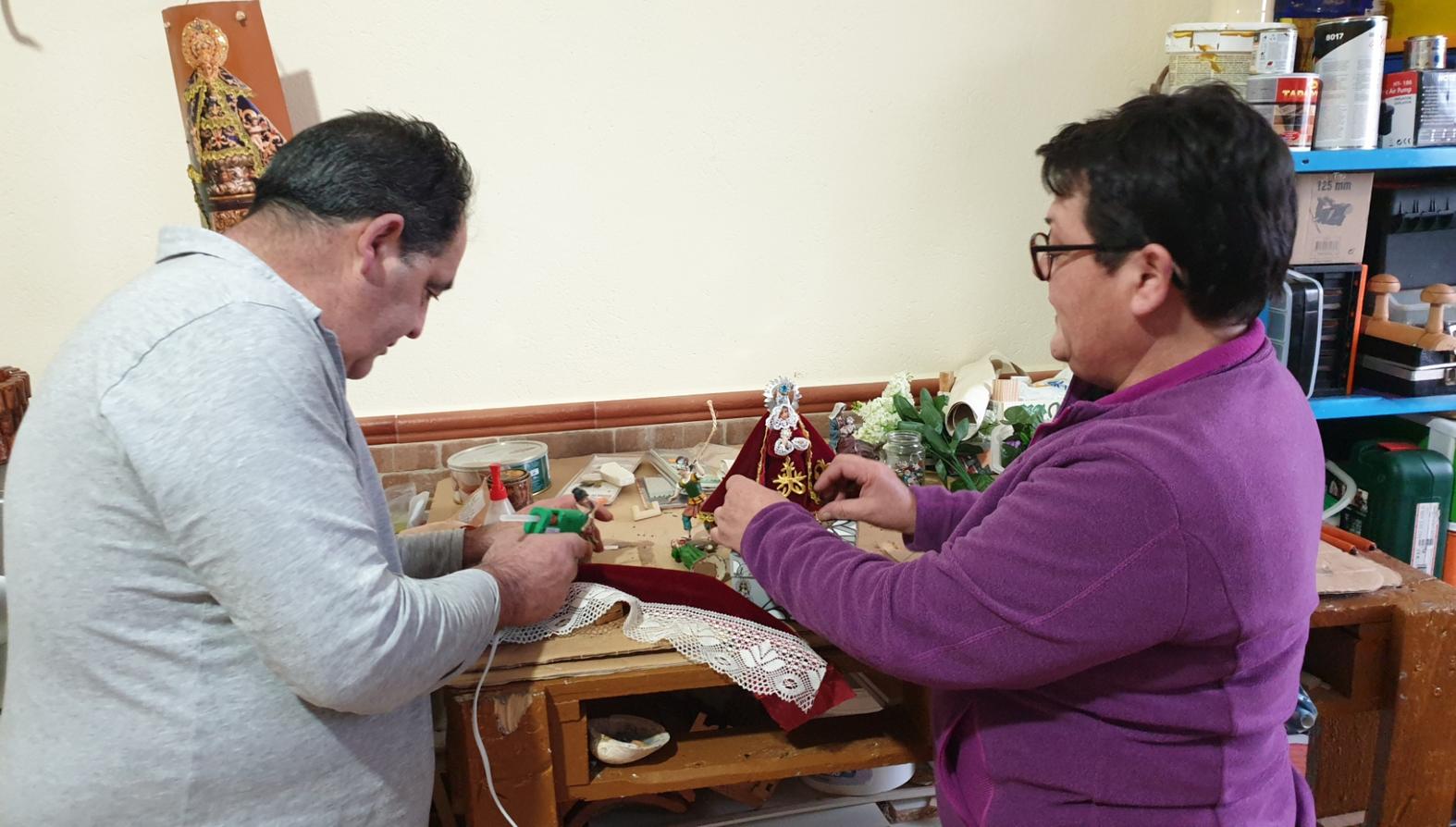 María y Kiko trabajan en la maqueta de uno de los pasos de Semana Santa. 