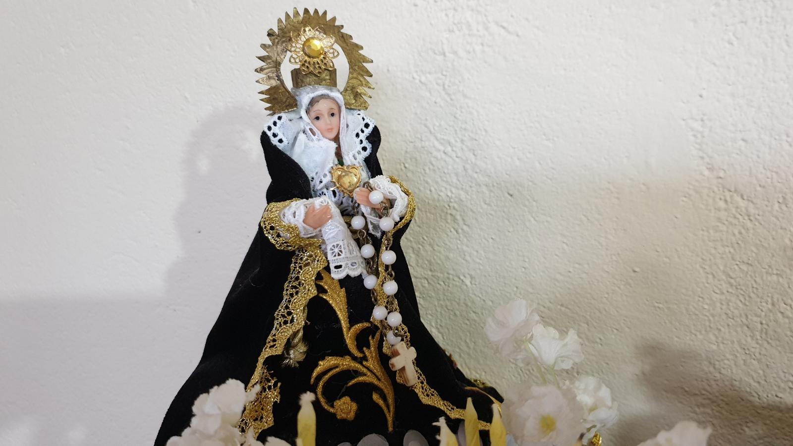 María y Kiko trabajan en la maqueta de uno de los pasos de Semana Santa. 