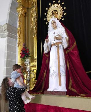 Miguel es mostrado por su madre ante la Virgen. 